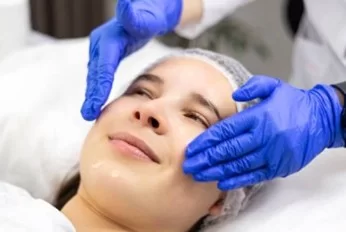 Procedimento dermatológico realizado no rosto